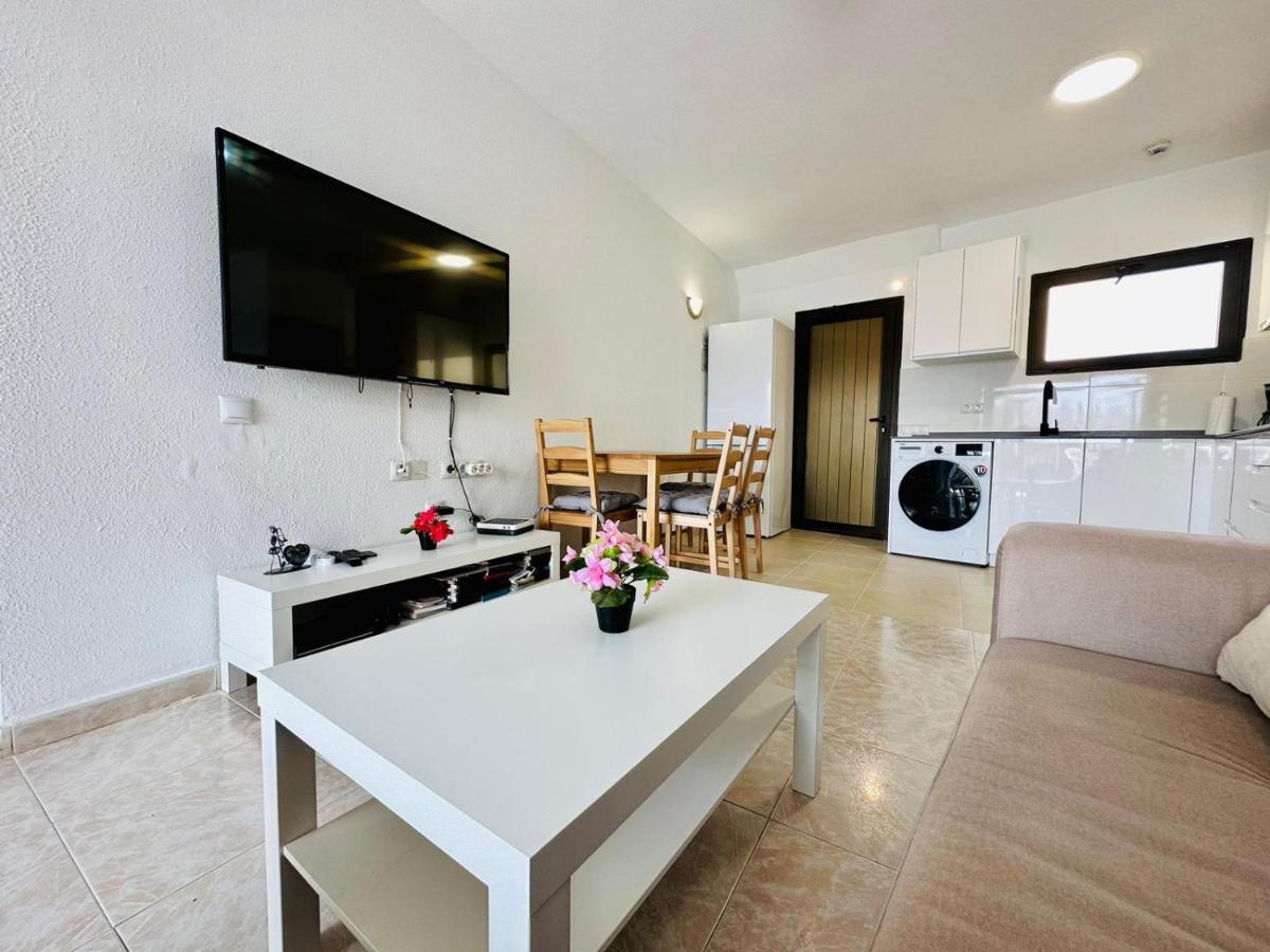 Ocean Front Cozy 2 Bedroom, 3 Beds Spacious- Netflix, Pool, Beach Lift & Fast Wifi Playa del Inglés Pokoj fotografie